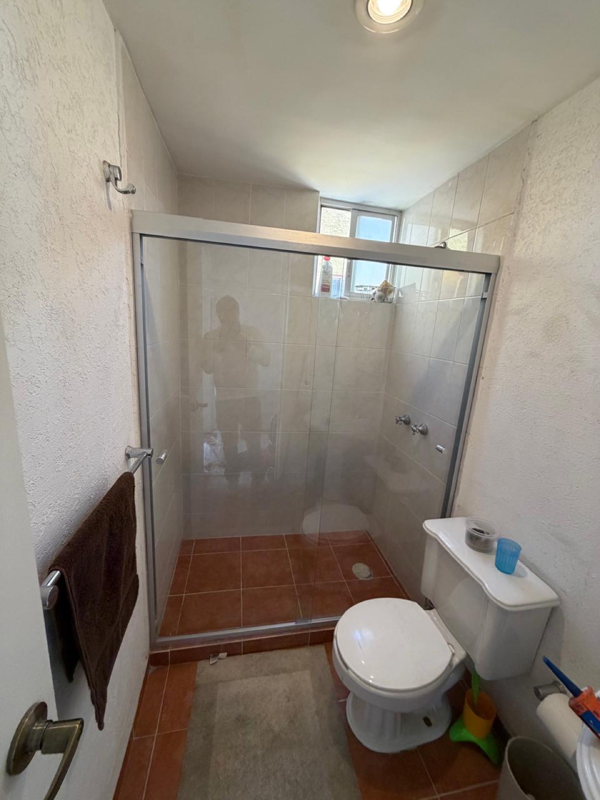 Cancel de baño Río Bravo, corredizo de dos hojas, instalado en Querétaro