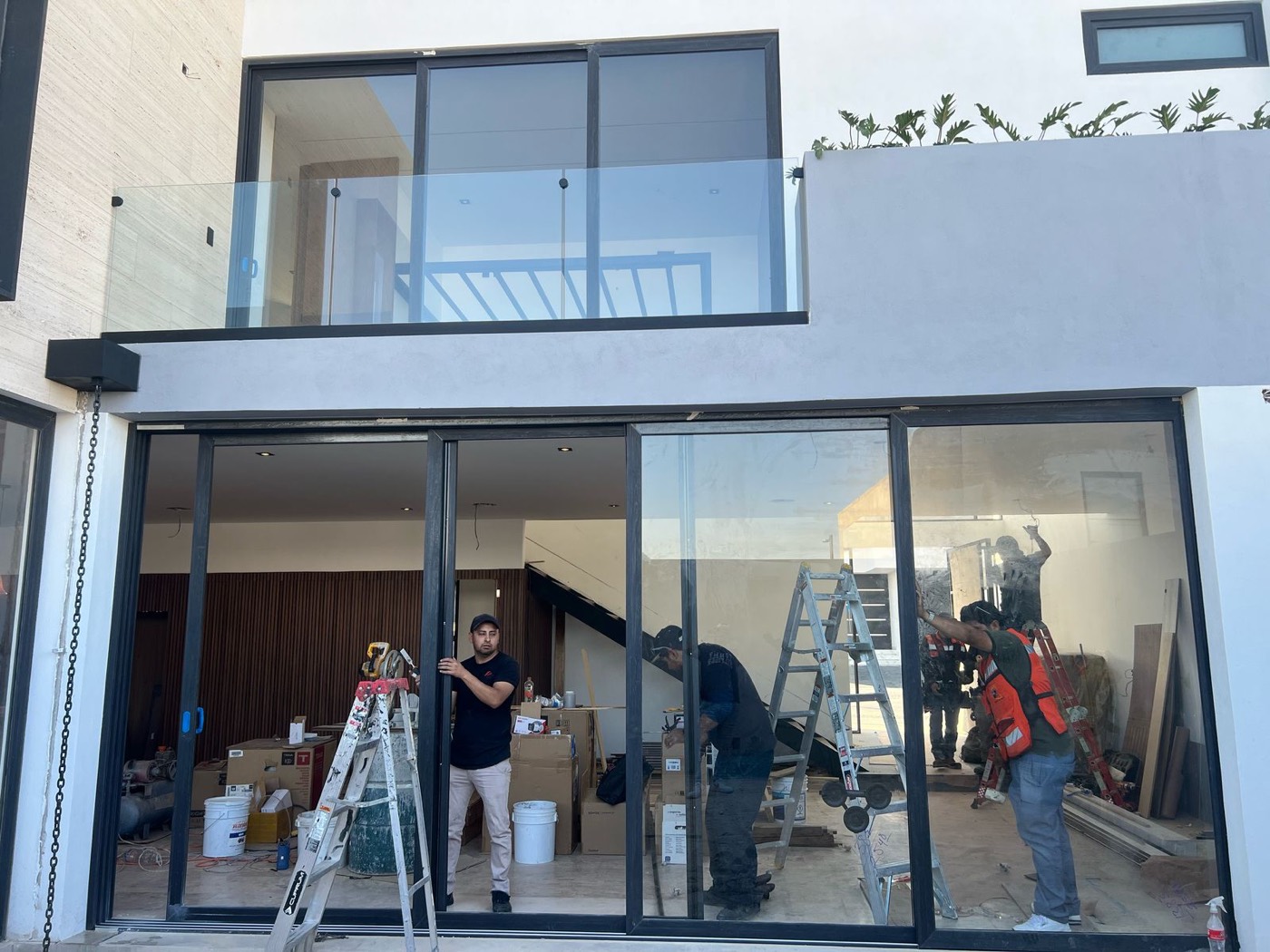 Equipo de Euroventanas instalando puertas corredizas en obra