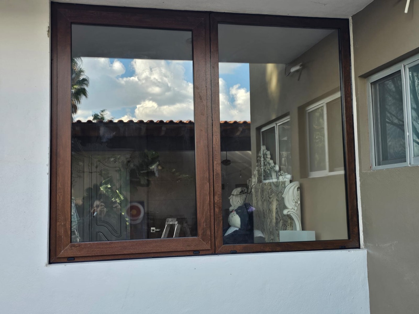 Ventana de PVC con acabado madera instalada en Querétaro