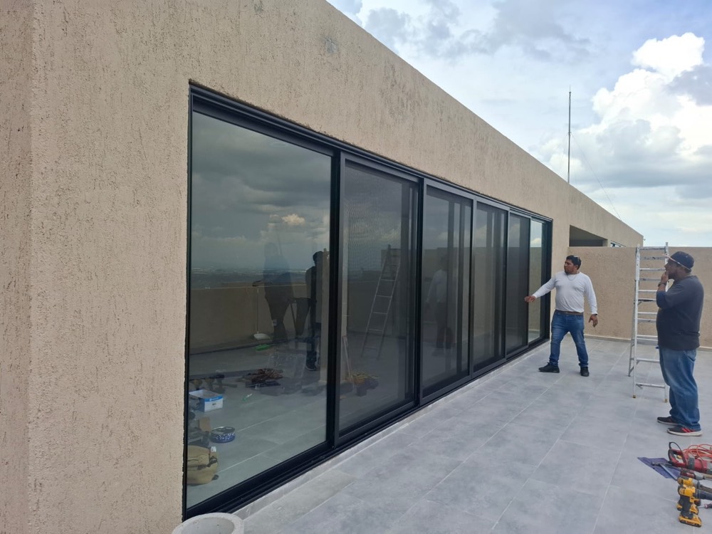 Equipo de Euroventanas instalando cancelería en una azotea de Querétaro