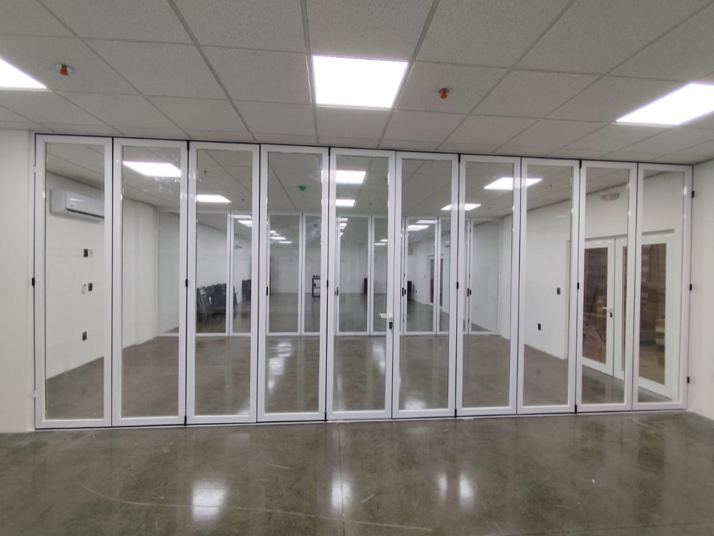 Cancel plegadizo de aluminio blanco en espacio comercial